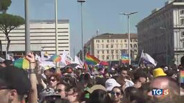 La piazza del gay pride tra diritti e polemiche thumbnail