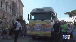 La piazza del gay pride tra diritti e polemiche thumbnail