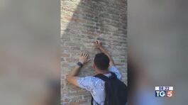 Un altro sfregio al Colosseo thumbnail