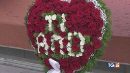 Lacrime, fiori, abbracci: "Siamo tutti sconfitti" thumbnail