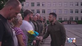 Zelensky torna a Kiev con soldati Azovstal thumbnail