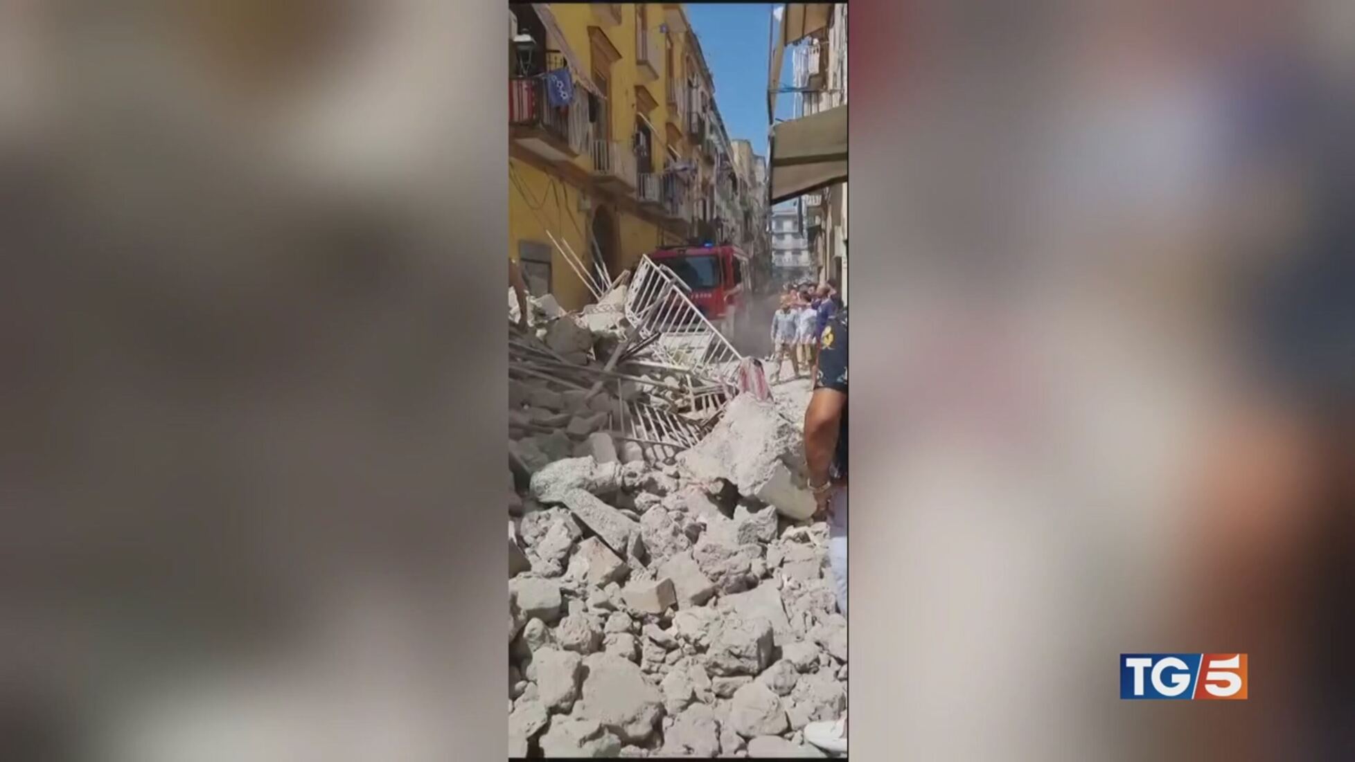 TG5: Torre del Greco, crolla palazzina Video | Mediaset Infinity
