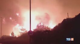 Rodi in fiamme, turisti in fuga thumbnail