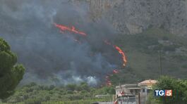 La Sicilia in fiamme, tre morti a Palermo thumbnail