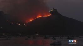 Nell'inferno di fiamme corsa contro il tempo thumbnail