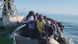 Migranti a Lampedusa trasferimenti iniziati thumbnail