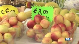 Verdura e frutta al mercato a peso d'oro thumbnail