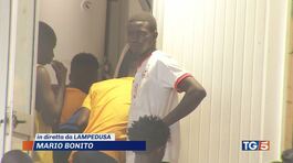 Lampedusa, navi e aerei per trasferire migranti thumbnail