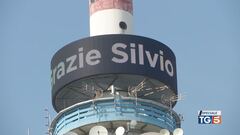 Silvio Berlusconi: l'omaggio sulla torre di Mediaset