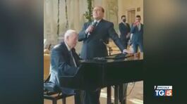 Silvio Berlusconi canta accompagnato da Fedele Confalonieri thumbnail