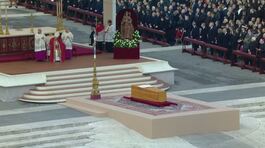 L'addio a Ratzinger, "Santo subito" thumbnail