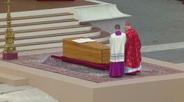L'addio a Ratzinger, "Santo subito" thumbnail