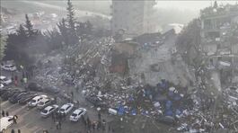 Terremoto, soccorritori da tutto il mondo thumbnail
