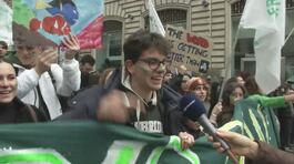 I giovani in piazza per il clima thumbnail