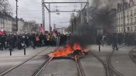 Francia in fiamme, "non ci fermiamo" thumbnail