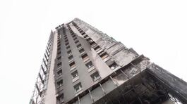 Dentro la torre distrutta dal rogo thumbnail
