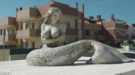 La sirena "maggiorata" di Monopoli thumbnail