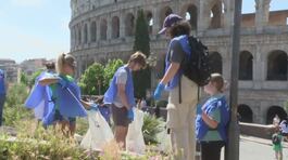 I volontari puliscono il Colosseo thumbnail