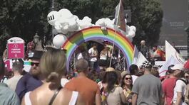 A Roma il gay pride delle polemiche thumbnail