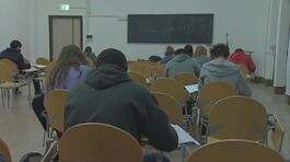 Cacciata la prof assenteista thumbnail