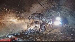 Brucia bus, inferno in galleria thumbnail