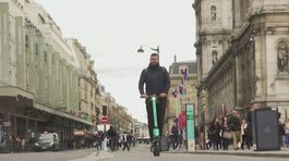Parigi dice addio ai monopattini thumbnail