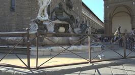 Sfregia la statua per un selfie thumbnail
