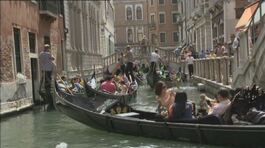 Venezia, più turisti che abitanti thumbnail