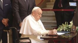 L'omaggio del Papa a Napolitano thumbnail