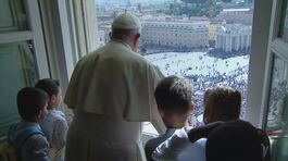 Cinque bimbi alla finestra col Papa thumbnail