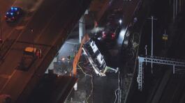 Bus giù dal cavalcavia, 21 morti thumbnail