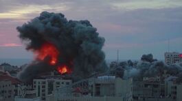 Bombe su Gaza, razzi su Israele thumbnail