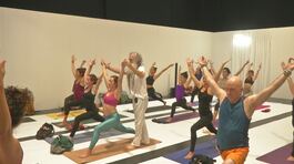 Tutti in forma con lo yoga thumbnail