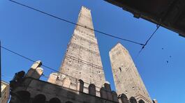 Torre Garisenda da "Codice rosso" thumbnail