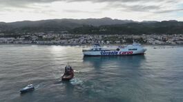Bufera in mare, s'incaglia una nave thumbnail