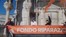 Gli eco-vandali "infangano" Venezia thumbnail
