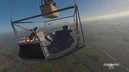 Acrobazie in bicicletta in mongolfiera thumbnail