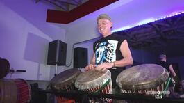 Il miglior percussionista bianco di tamburo africano thumbnail