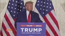 Donald Trump stretto tra due donne e 34 accuse thumbnail