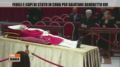 Fedeli e capi di stato in coda per salutare Benedetto XVI