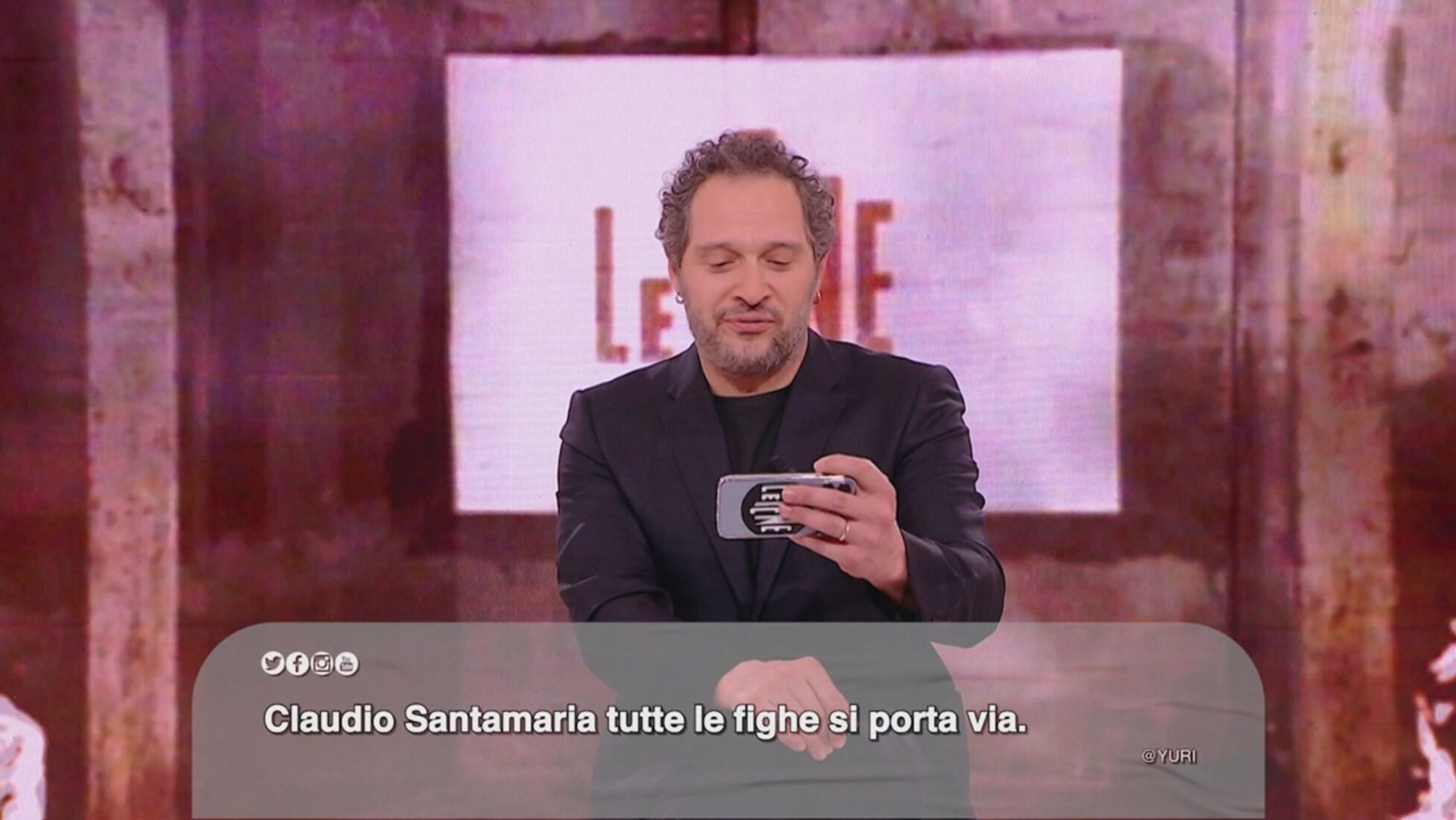 Le Iene: Claudio Santamaria alla prova dei Mean Tweets Video | Mediaset  Infinity