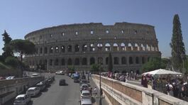 Roma, turisti incivili e Colosseo vandalizzato thumbnail
