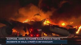 Giappone, aereo in fiamme sulla pista di Tokyo thumbnail
