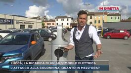 Lucca, la ricarica di un'automobile elettrica thumbnail
