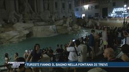 Turisti fanno il bagno nella Fontana di Trevi thumbnail