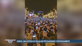 Parigi, una distesa di cellulari per guardare i festeggiamenti thumbnail