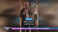 Biagio Antonacci canta sotto i portici a Bologna