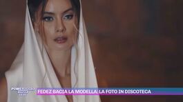 Fedez bacia la modella: la foto in discoteca thumbnail