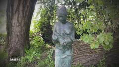 La statua della donna che allatta bandita da Milano