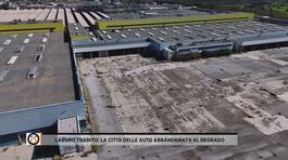 Lavoro tradito: la città delle auto abbandonata al degrado thumbnail
